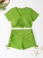 Vue à plat d'un maillot de bain deux pièces vert avec col en V et short à taille haute - S / Vert