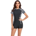 Detail eines Damen Surf-Badeanzugs mit Frontreißverschluss und geometrischem Muster - S / Schwarz Patchwork Punktemuster