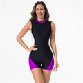 Dettaglio del costume da bagno sportivo intero con zip frontale e blocchi viola - XS / Viola + Bianco