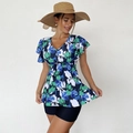 Détail d'un haut de tankini à fleurs avec col en V et short de bain bleu marine assorti - S / Vert