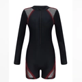 Dettaglio della muta da surf a maniche lunghe con bordi rossi e inserti in rete grigia - XS / Nero con strisce rosse