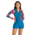 Detalle frontal de traje de surf de manga larga con estampado de palmas y cremallera - S / Azul + Rosa