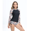 Dettaglio delle maniche lunghe floreali e degli shorts con coulisse del costume da surf - S / Nero con fiore rosa