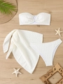 Flachbild von weißem strukturiertem Bikini-Set mit Mesh-Rock und Strand-Accessoires auf Holz - S / Weiß