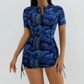 Détail d'un maillot de bain une pièce à manches courtes avec imprimé tropical et cordons latéraux - Feuilles Bleu Marine