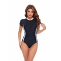 Dettaglio del costume da surf intero a maniche corte con strisce bianche a contrasto e cerniera - S / Nero e Bianco