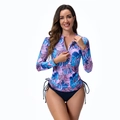 Dettaglio del costume da surf a maniche lunghe con stampa tropicale e coulisse laterali - S / Rosa