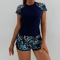 Détail d'un maillot de bain tankini de sport avec haut bleu et short à imprimé géométrique - S / Lettre Bleu Lac