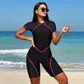 Dettaglio del costume da bagno a maniche corte con cuciture rosa e chiusura lampo frontale - S / Strisce Rosa