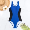 Dettaglio in piano del costume intero blu con inserti in rete nera e accessori estivi vari - S / Blu Reale