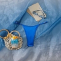 Detailansicht der glänzenden blauen Satin-Bikininhose mit verstellbaren Metallringen - Blau
