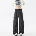 Donker antracietgrijze cargo broek met wijde pijpen, zwarte riem en metalen ketting detail - S / Grijs