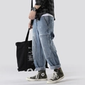 Herren Jeans im Straight-Leg-Stil in hellblauer Waschung mit Distressed-Patchwork-Details - M / Hellblau