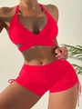 Dettaglio bikini rosso a due pezzi con top incrociato allacciato al collo e shorty - Taglia S / Rosso