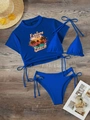 Dettaglio in piano di un bikini blu in 3 pezzi con top a rete e accessori da spiaggia - S / Blu