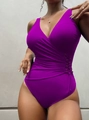 Dettaglio del costume da bagno viola con anelli metallici e allacciatura laterale in vita - Taglia S / Viola