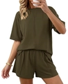 Dettaglio del set estivo a due pezzi verde oliva con trama del tessuto e cuciture verticali - Verde militare