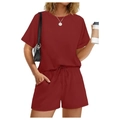 Vue détaillée d'un ensemble en maille bordeaux avec t-shirt à manches courtes et short à cordon - Bordeaux