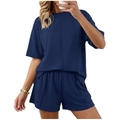 Dettaglio del set lounge blu scuro con maglietta con cucitura verticale e pantaloncini a vita alta - Blu navy