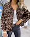 Detalle de chaqueta vaquera de leopardo con dobladillo de flecos y botones metálicos - S / Estampado de leopardo