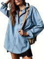 Dettaglio camicia di jeans azzurra con scollo a V a pieghe e tasche sul petto doppie - Taglia S / Top / Blu