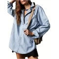 Lichtblauw denim damesshirt met lange mouwen, v-hals en stijlvolle plooiaccenten - S / Lichtblauw