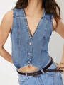 Gros plan du gilet en jean bleu clair avec col en V, boutons en métal et texture - Bleu Moyen