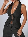 Détail d'un gilet en jean noir délavé vintage avec laçage frontal et décolleté en V profond - Noir et Gris