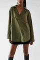 Camicia verde militare a maniche lunghe con risvolto, vestibilità ampia con cuciture - Verde militare