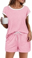 Détail du tissu en maille rose et du cordon de serrage blanc sur le short de détente - Rose