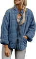 Détail d'une veste matelassée bleue avec fermeture éclair dorée et col montant chic - Bleu Gris