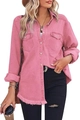 Nahaufnahme des rosa langärmeligen Jeanshemdes mit Brusttaschen und fransigem Saumdetail - S / Rosa