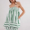 Dettaglio del top a canotta a righe verdi con petto arricciato e pantaloncini abbinati - S / Verde