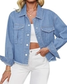 Detail der hellblauen Jeansjacke mit ausgefranstem Saum und metallischen Knopfverschlüssen - S / Hellblau