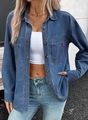 Détail de la chemise en jean bleu foncé avec poches poitrine et boutons marron - S / Bleu foncé