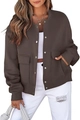 Detail der dunkelbraunen Kurzjacke mit großen Pattentaschen und Metalldruckknöpfen - S / Dunkelbraun