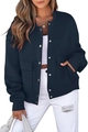 Detailansicht der dunkelblauen Kurzjacke mit Metallknöpfen und Rippstrickbündchen - S / Marineblau