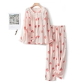 Pigiama rosa in cotone con stampe di pesche e pizzo su gruccia in legno su sfondo bianco - S / Rosa