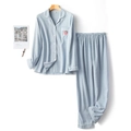 Dames pyjamaset van blauw geruit katoen met schattig geborduurde aardbeien - S / Top en broek / Blauwe Gingham Aardbei