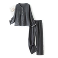 Pyjama femme en coton à carreaux bleu marine avec dentelle élégante aux poignets - Haut À Manches Longues Bleu Marine Et Pantalon