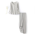 Set pigiama da donna grigio chiaro a costine con scollo a V e pantaloni a quadri - L / Grigio Marrone