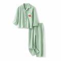 Kinder Schlafanzug-Set aus Baumwolle mit grünem Karo-Muster und Stickerei - 160 / Grün Gingham Auto