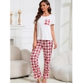 Damen Loungewear Set mit weißem T-Shirt und rot karierter Hose in gemütlicher Kulisse - S / Rot & Weiß