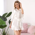 Damen Bademantel aus weißem Satin mit Rüschensaum und 3/4 Ärmeln sowie Gürtel - Weiß