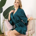 Kurzer pfauengrüner Satin-Bademantel für Damen mit elegantem Rüschensaum und Taillenband - Marineblau