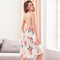 Camicia da notte in raso bianco con stampe di rose rosse e spalline sottili per donna - M / Bianco