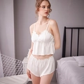 Ensemble pyjama deux pièces blanc en soie glacée avec haut à volants et short court - Blanc