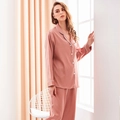 Set pigiama da donna in finta seta rosa antico con profili bianchi e maniche lunghe - M / Rosa Antico