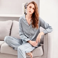 Set pigiama in raso di seta da donna in grigio argento elegante con profili bianchi - M / Grigio chiaro