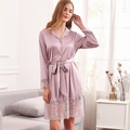 Elegante vestaglia in seta di ghiaccio malva con pizzo, cintura regolabile e maniche lunghe - M / Grigio Loto